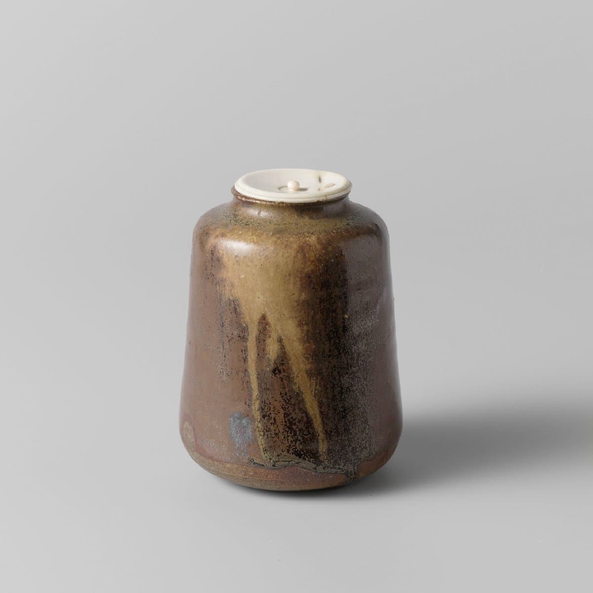Tea caddy with a goldenbrown glaze