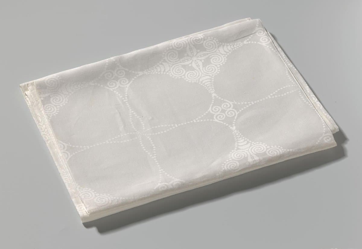 Tafellaken van linnendamast met bloemmotief en hanen