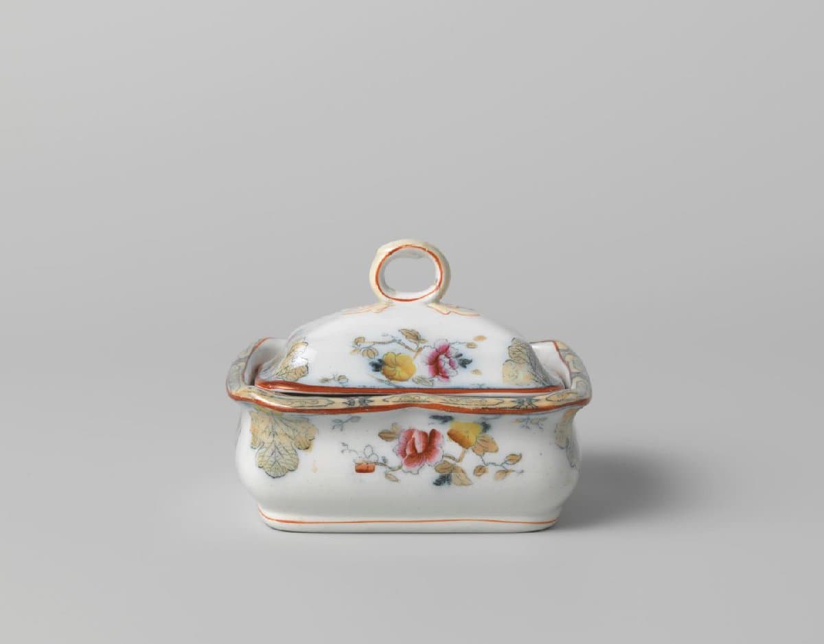 Bak met deksel en vergiet met veelkleurige bloemen