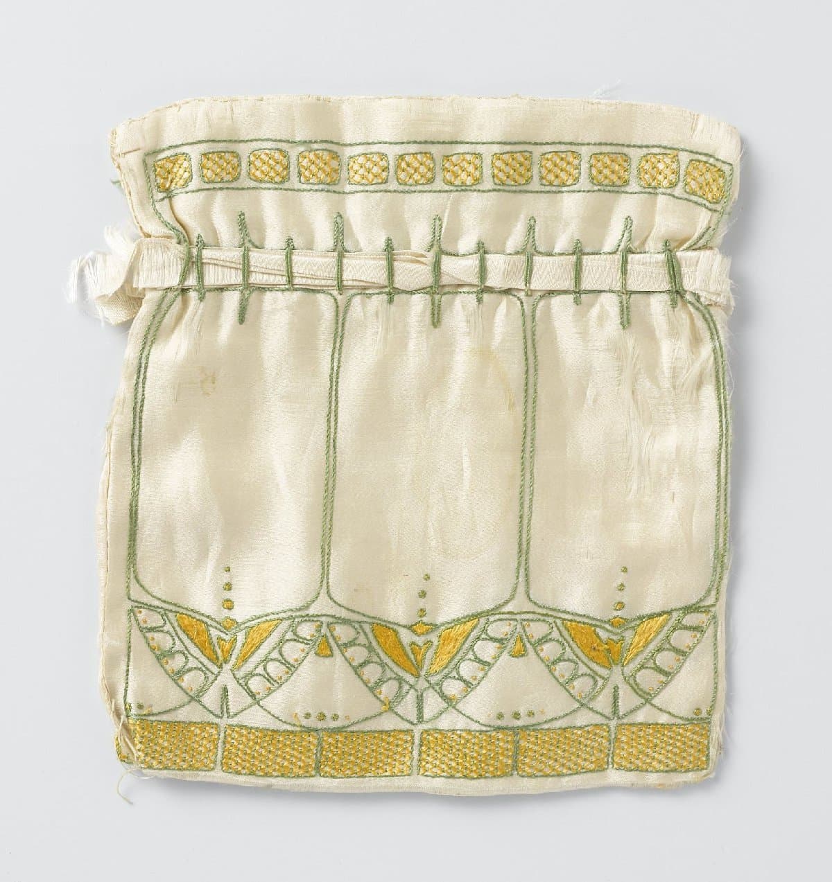 Buidel van roomkleurige zijde, geborduurd met gestileerd vlinderpatroon in groene en gele zijde