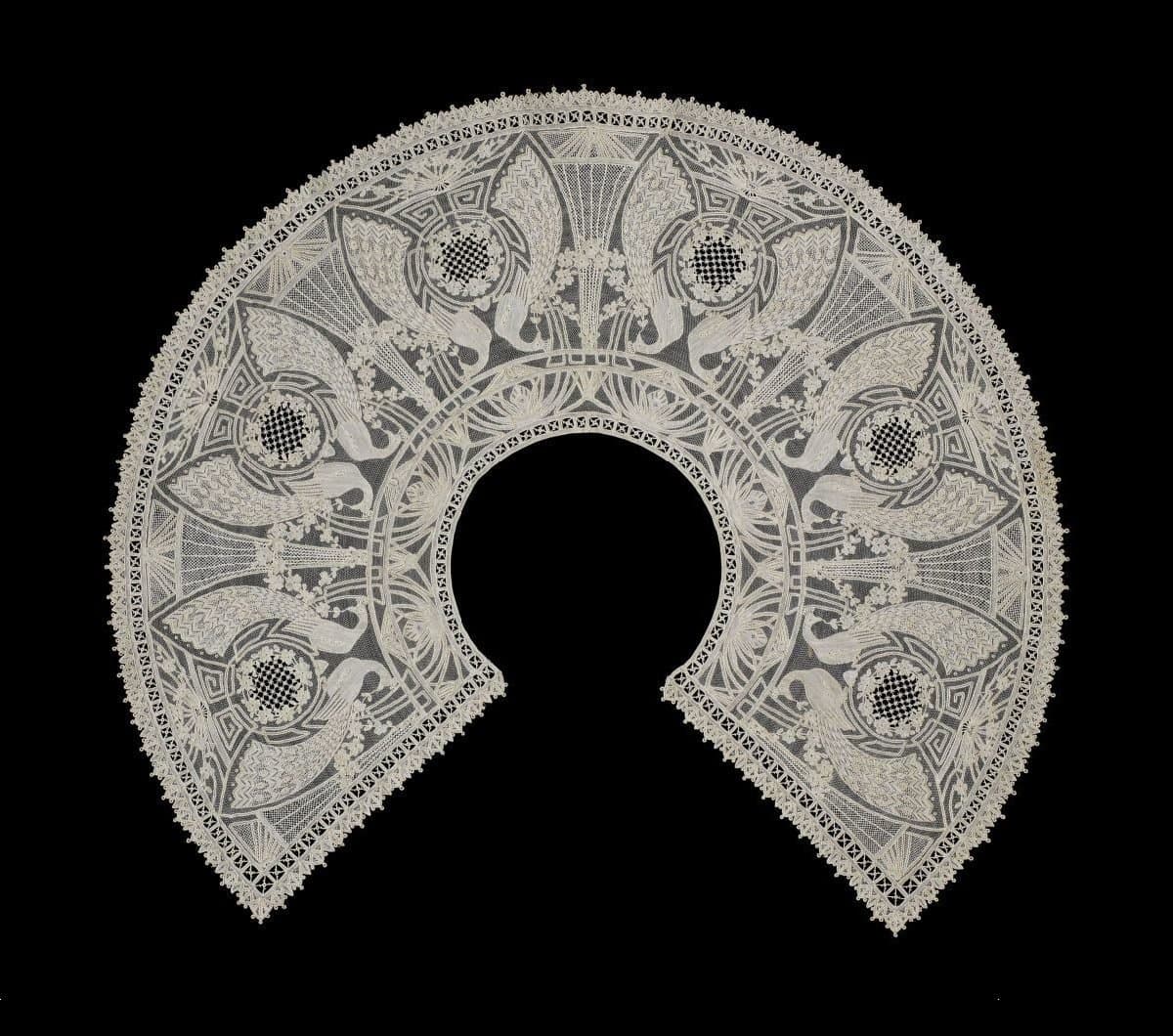 Kraag met een patroon van pauwen en bloemen