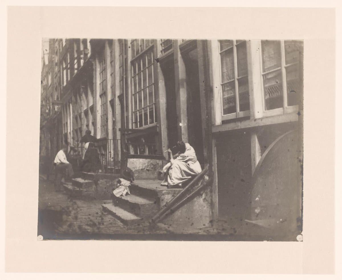 Handboogstraat 23 in Amsterdam met enkele figuren