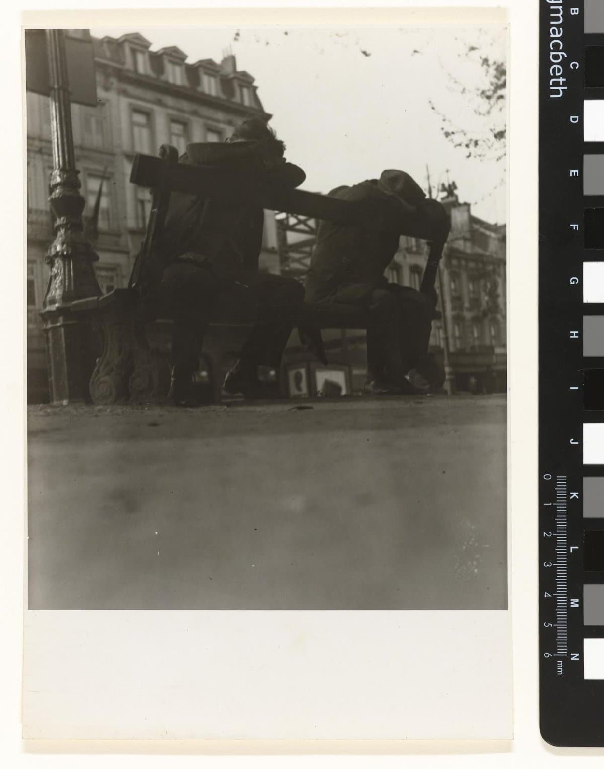 Werklozen op een bankje in Brussel, België
