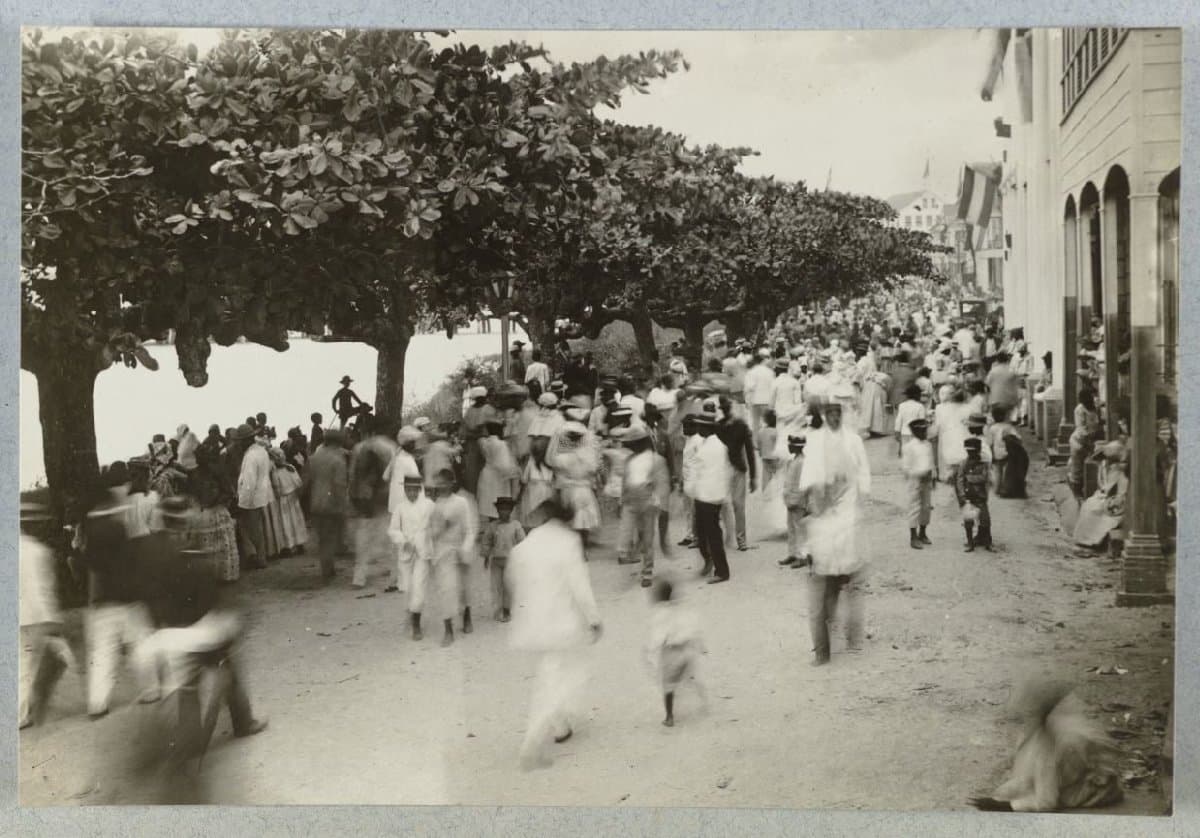 De Waterkant, Paramaribo (vermoedelijk op Koninginnedag, 31 Augustus)