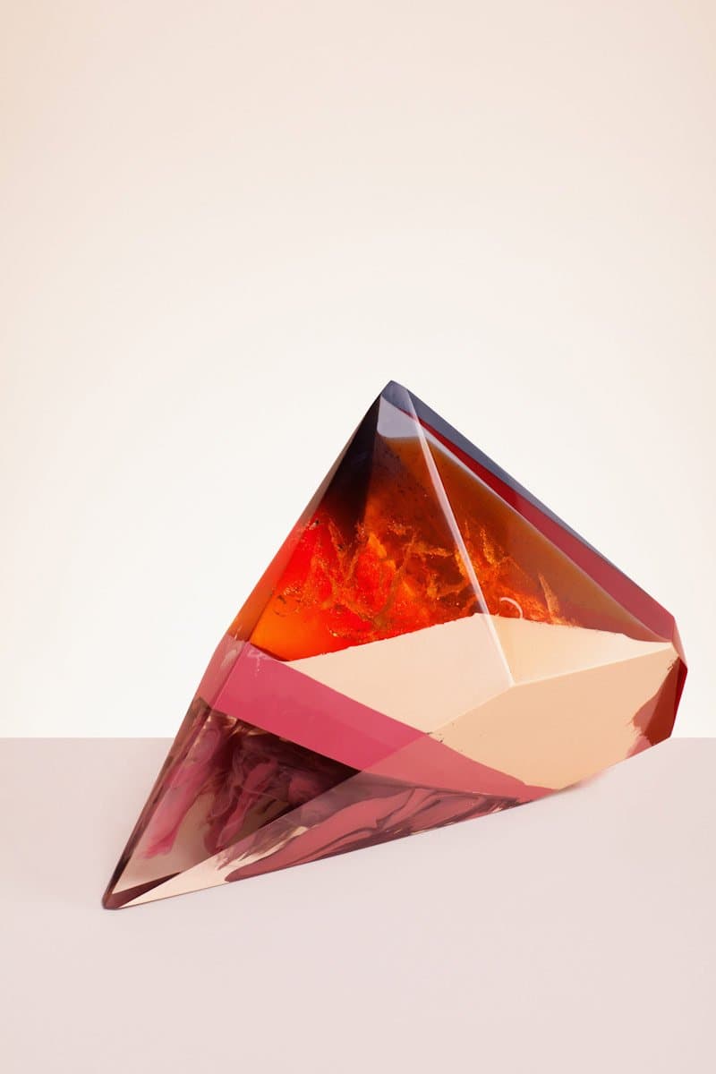 perfumes-zetteler-ilka-Franz-color-colourful-experimental-art-triangular-shapes-sculptures-minimal-design-graphic-design-mindsparkle-mag-7.jpg