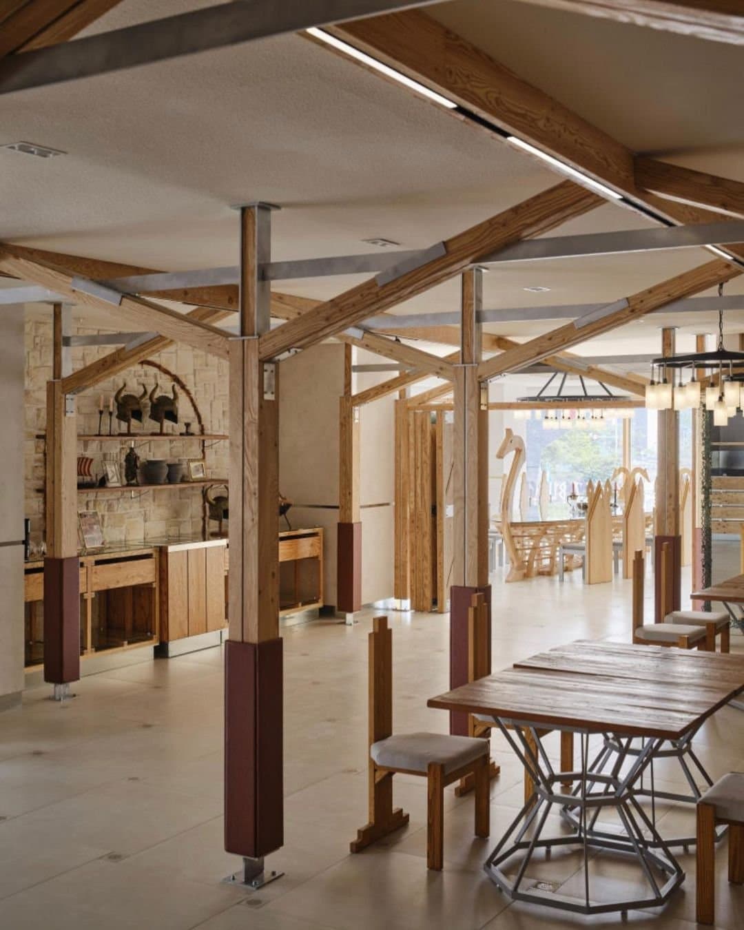 71년 전통의 부산 향토수산기업인 삼진어묵에서 런칭한 수제버거 브랜드인 비킹후스가 네이버 프레스에 소개되었습니다.

1편 삼진어묵 인터뷰에 이어 2편에서는 design by 83에서 공간디자인을 진행하며 있었던 에피소드와 ...