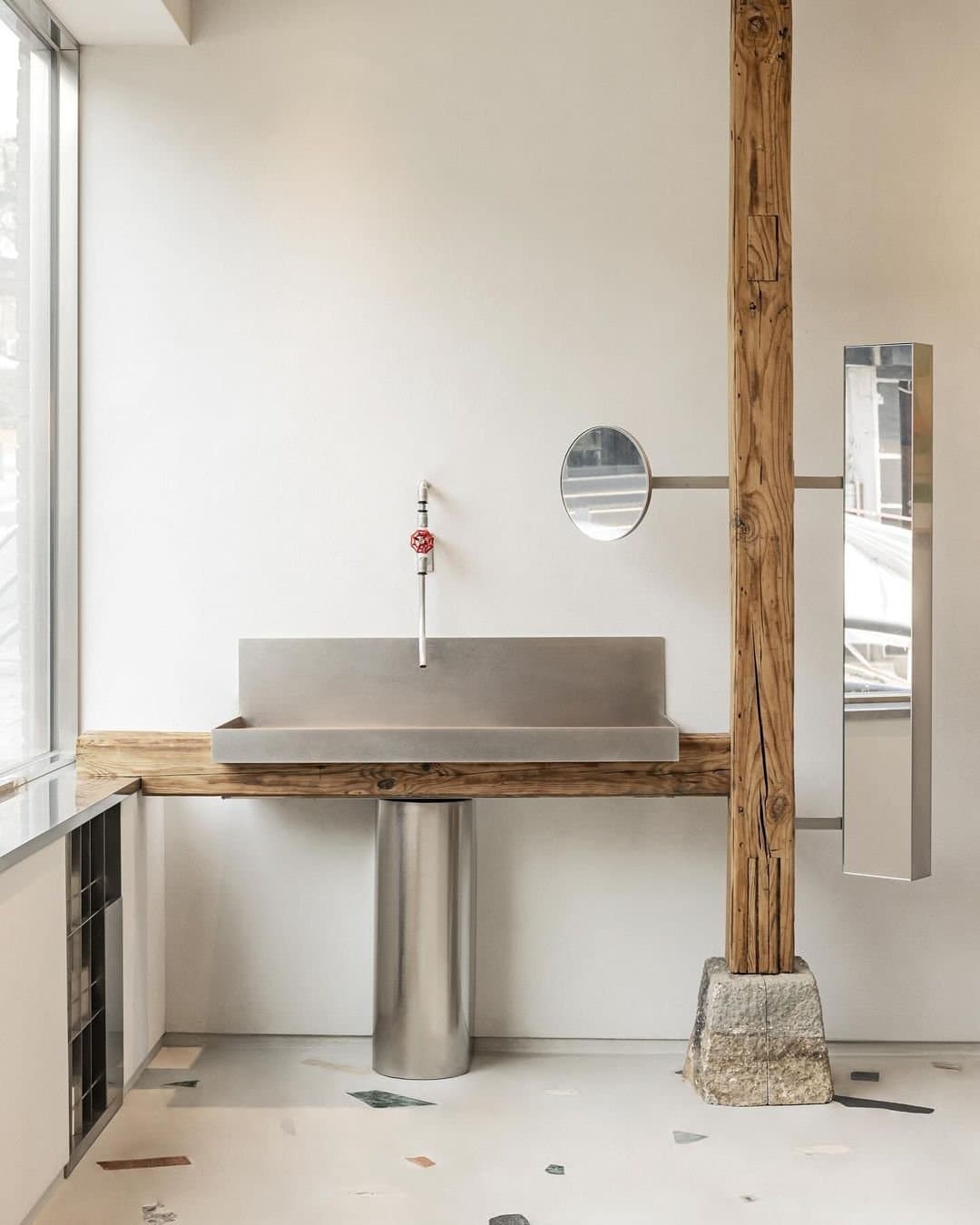 _
_
_
_<실천하는 테라조 - Terrazzo Philosophy>
_
_반듯한 직사각형의 매장은 들어와서 왼쪽에 비누를 사용해 볼 수 있는 세면대가 있습니다. 북촌의 전통적인 지역성을 고려해서 오래된 고재 기둥들이 주...