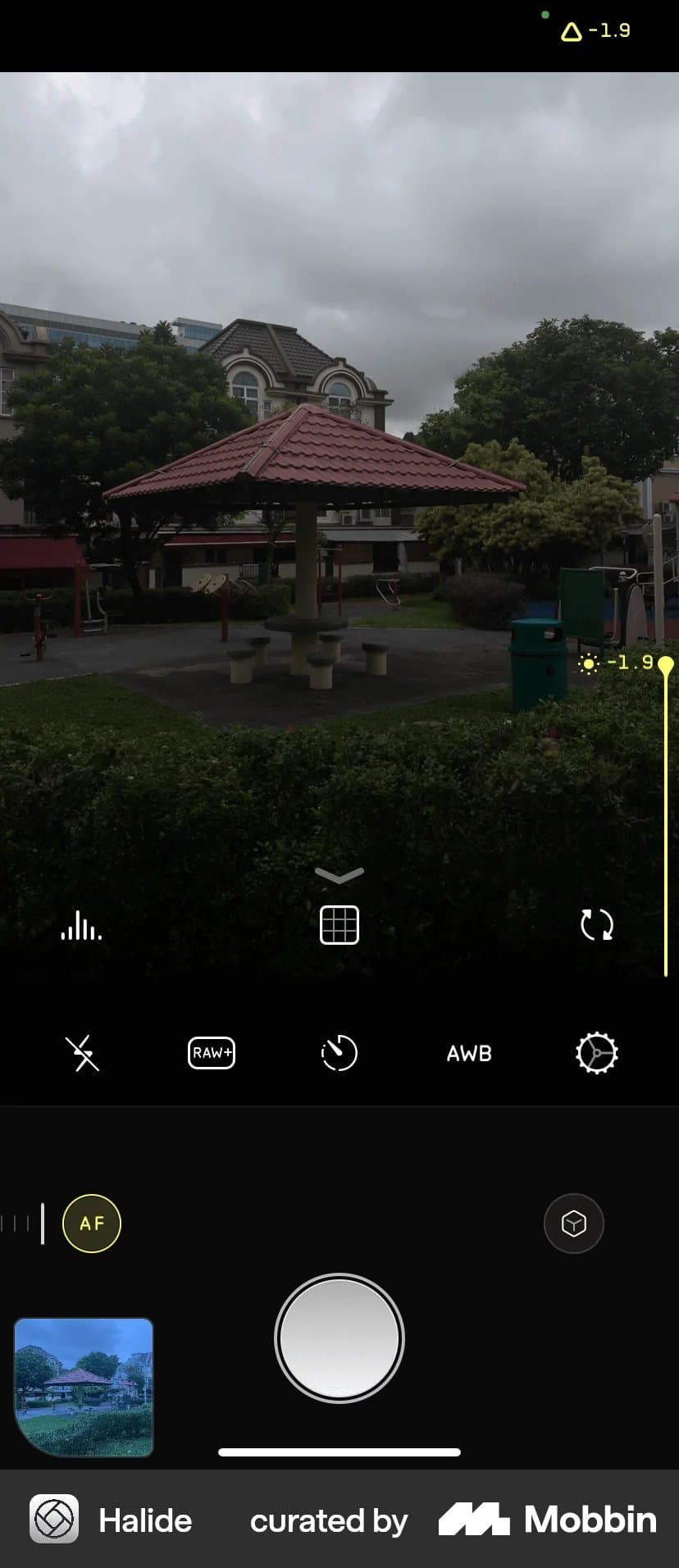 halide-ios-camera-capture-view-containing-slider-ui-element.webp